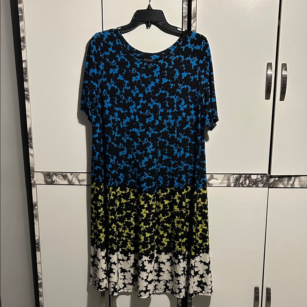 Gabby Skye Black, Blue, and White Floral Midi Dress